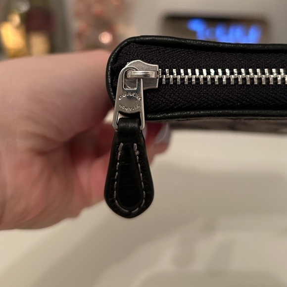 Coach Signature Jacquard Wallet - Picture 5 of 10